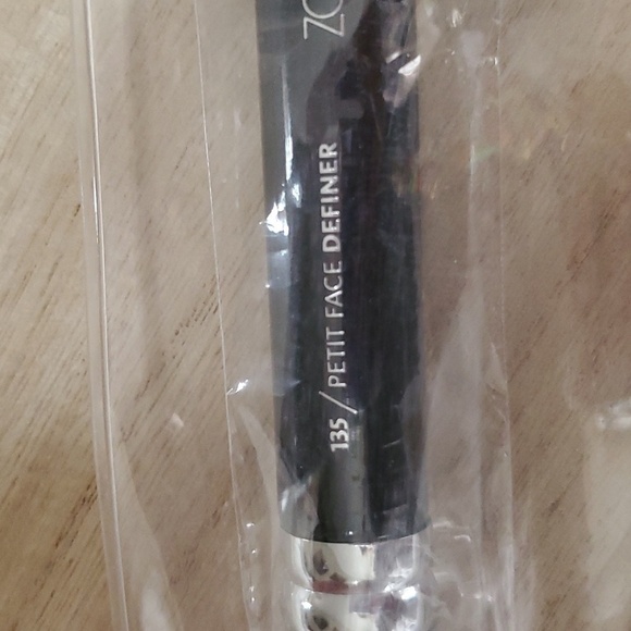 Zoeva 135 Petit Face Definer Brush - Picture 5 of 5